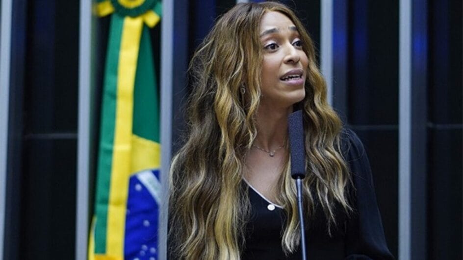 Erika Hilton protocola PEC pelo fim da escala 6X1; veja quais são os próximos passos