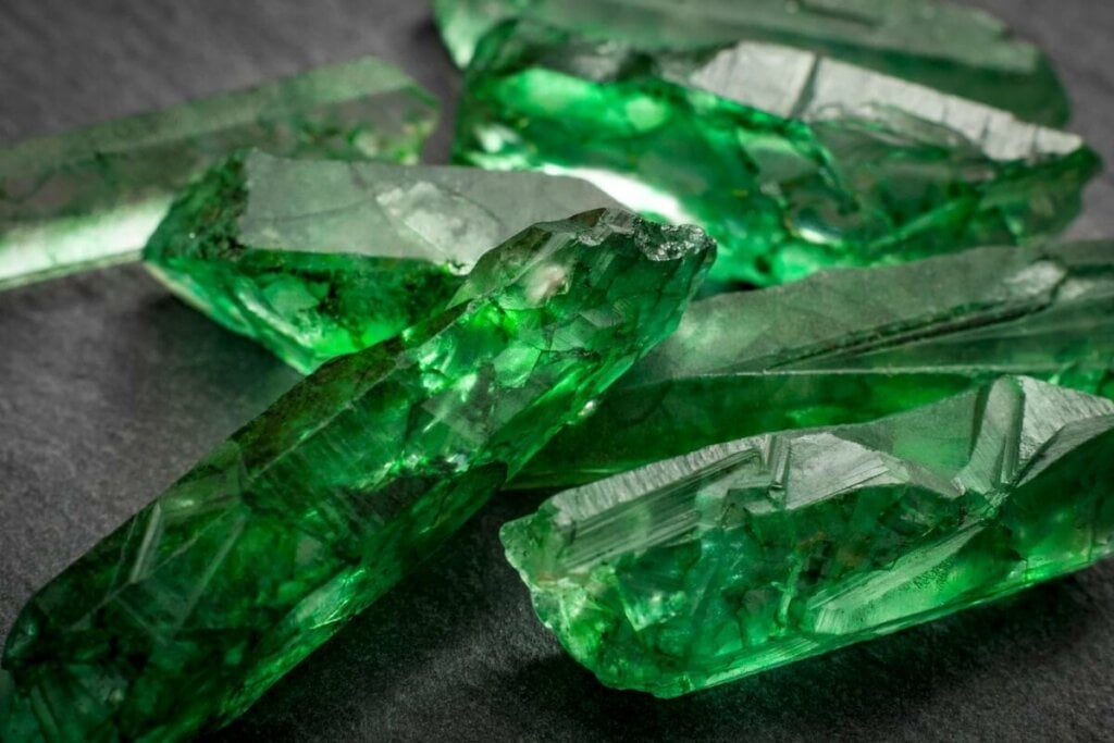 A pedra esmeralda atrai prosperidade ao signo de Touro (Imagem: Victor Moussa | Shutterstock)