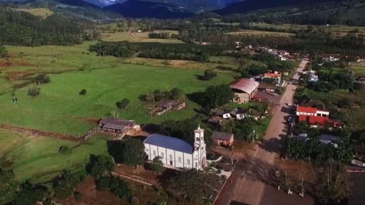 Esqueleto humano é encontrado em vala de cidade do Sul de SC