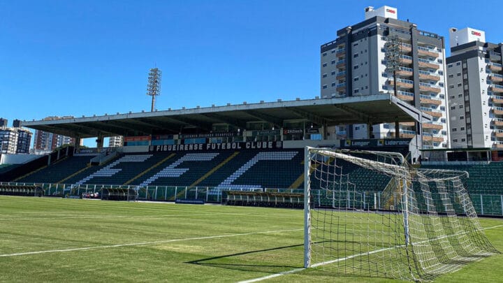 Imagem mostra trave e gramado do estádio Orlando Scarpelli, além da arquibancada ao fundo