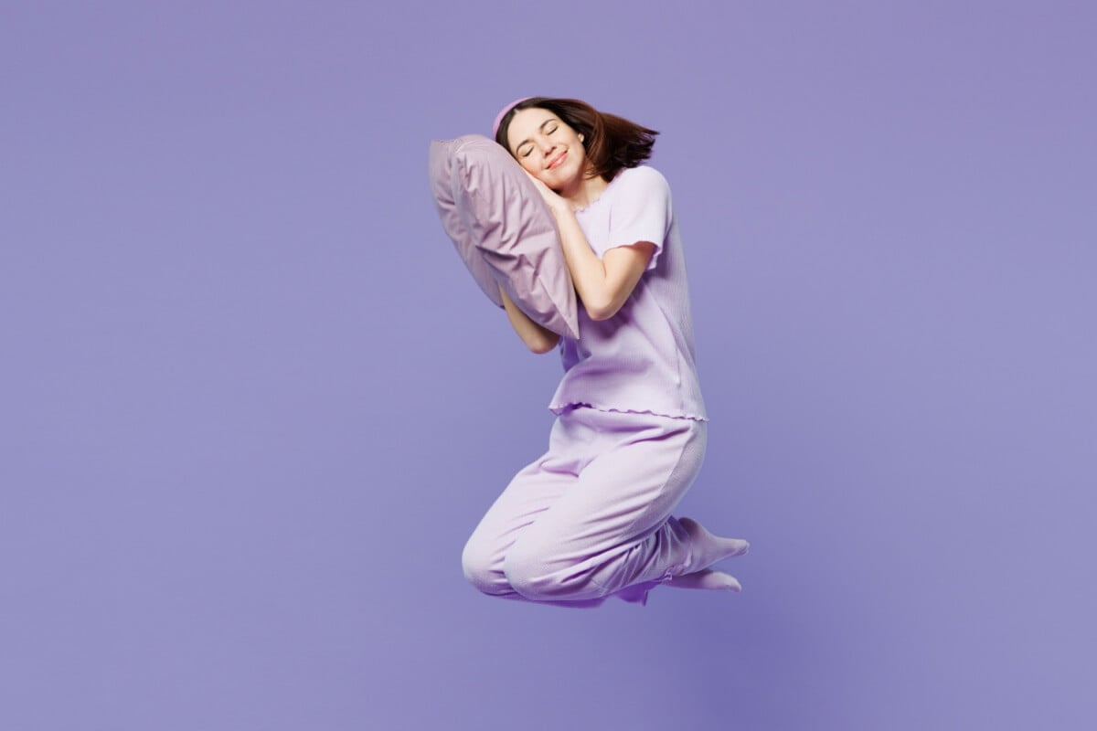 Estratégias para dormir melhor são compartilhadas nas redes sociais (Imagem: ViDI Studio | Shutterstock)