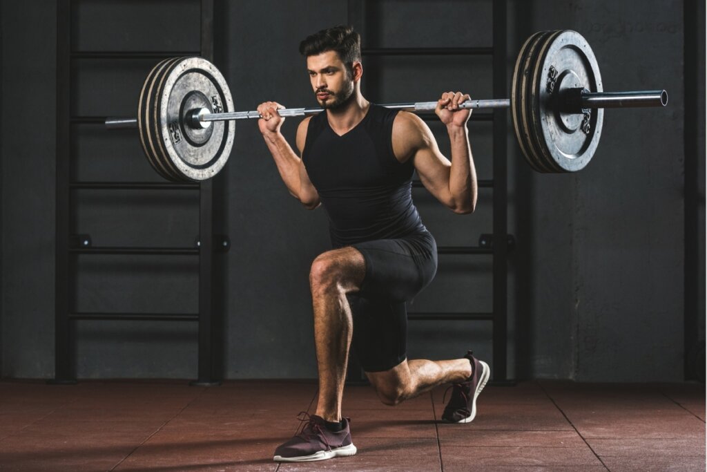 A musculação ajuda a melhorar os resultados da calistenia (Imagem: LightField Studios | Shutterstock)