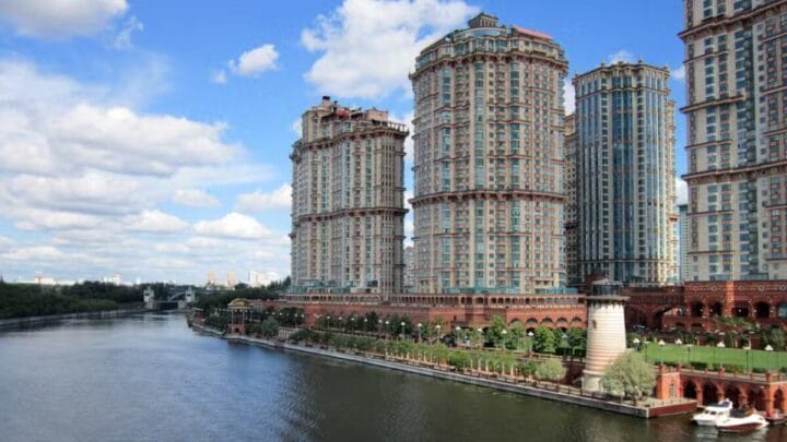 Explosão atinge prédio de luxo em Moscou, na Rússia