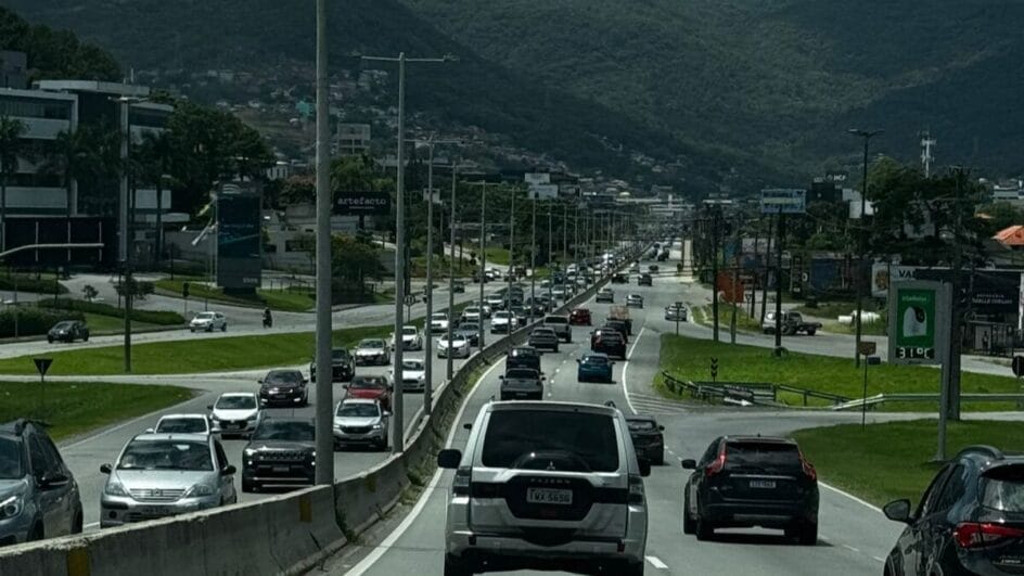 FOTOS_-SC-401-fica-travada-em-direcao-as-praias-de-Florianopolis-neste-sabado-2-944x531