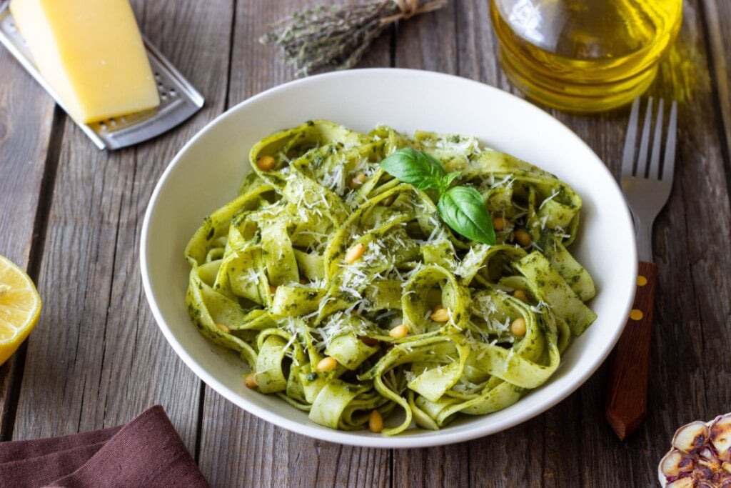 Fettuccine ao pesto com parmes&atilde;o (Imagem: Vladislav Chusov | Shutterstock)