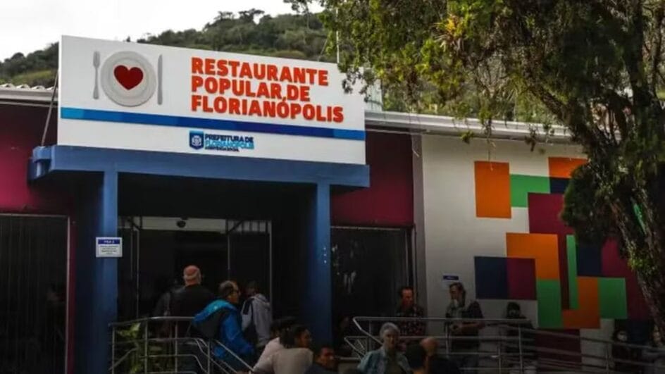 Filas para acesso ao Restaurante Popular de Florianópolis na segunda (18) — Foto Tiago Ghizoni NSC
