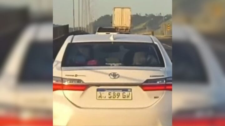 Turistas argentinos são flagrados usando fitas para adulterar placas de carro na BR-101 em SC