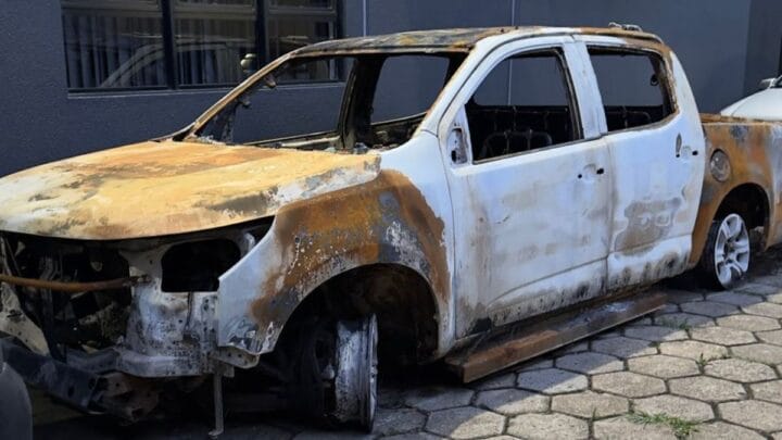 Carro onde estava o corpo da pessoa em situação de rua carbonizada (Foto: PCSC, Divulgação)