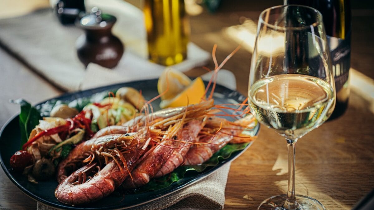Quer impressionar no jantar? Saiba como harmonizar pratos com frutos-do-mar e vinhos