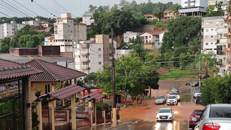 Chuva torrencial causa transtornos na Câmara de Vereadores, ruas e casas de Concórdia