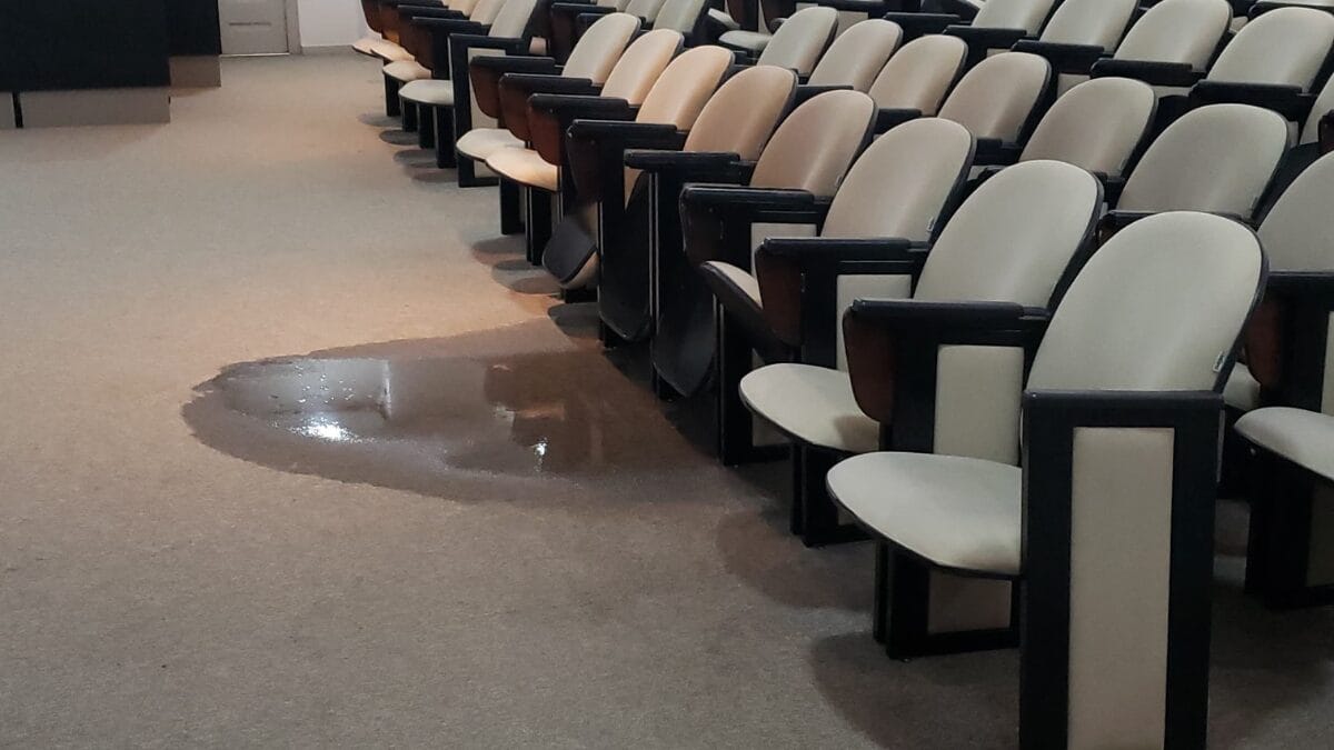 Chuva torrencial causa transtornos na Câmara de Vereadores, ruas e casas de Concórdia