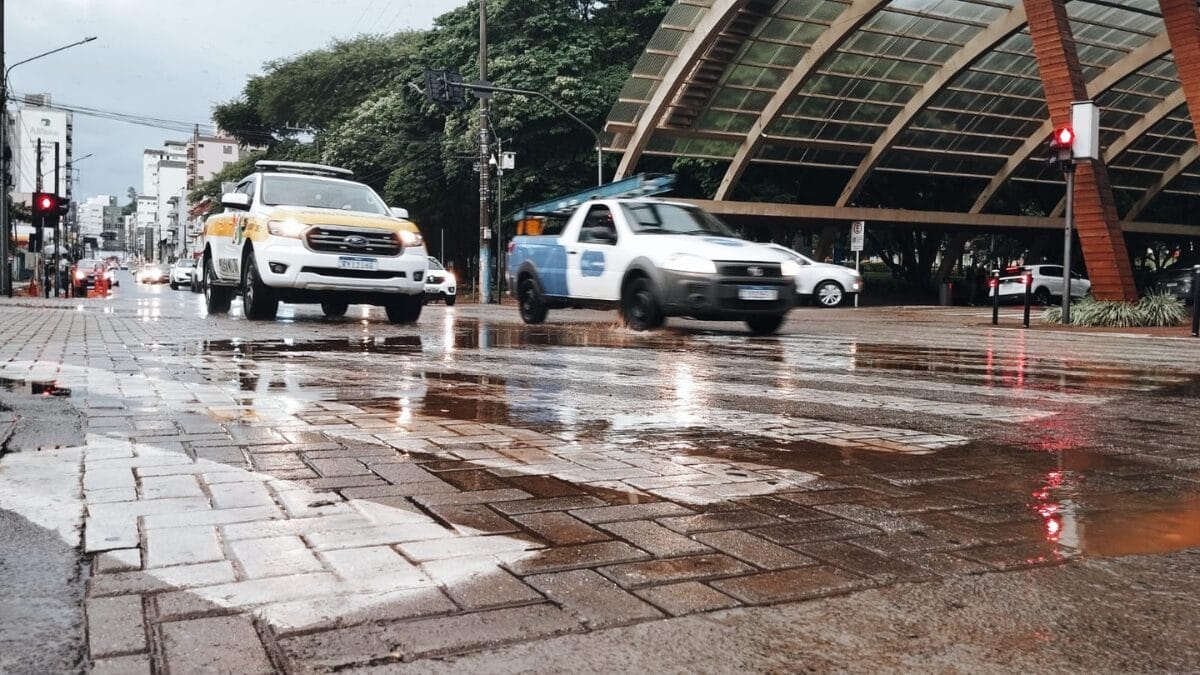 Chuva torrencial causa transtornos na Câmara de Vereadores, ruas e casas de Concórdia