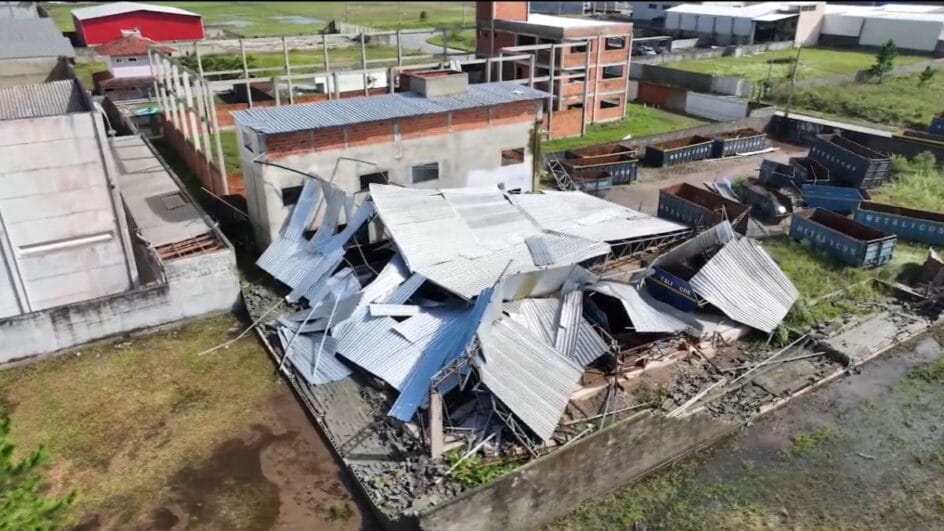 Temporal deixou rastro de destruição em Araquari (Foto: Prefeitura de Araquari, Divulgação)