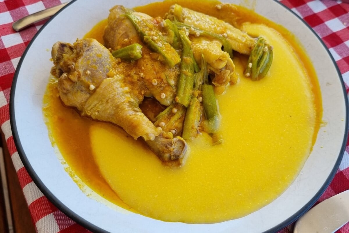 Galinha caipira com quiabo (Imagem:Oliver Herzner | Shutterstock)