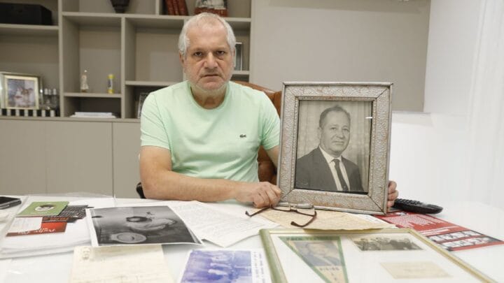 Julio Cesar Pio, filho de Higino, segura foto do pai, prefeito de Balneário Camboriú morto na ditadura