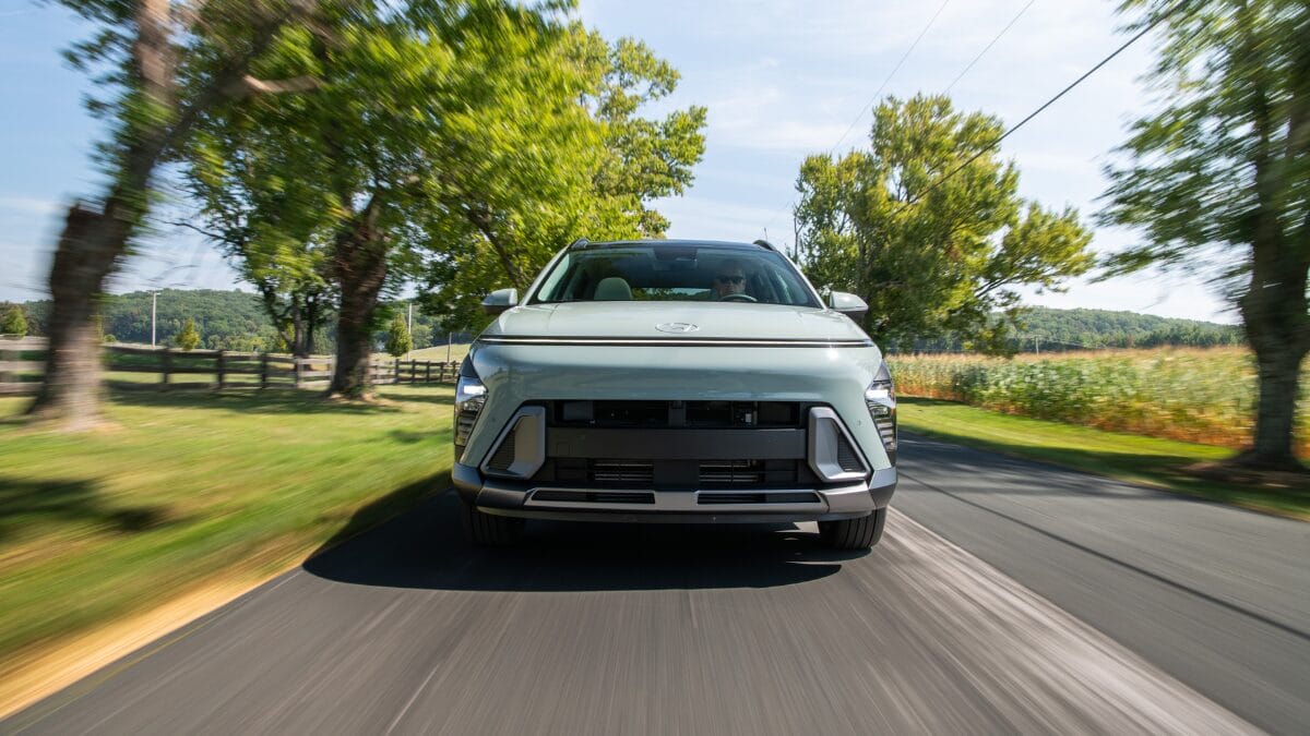 Kona híbrido chega em abril para incomodar SUVs flex e híbridos