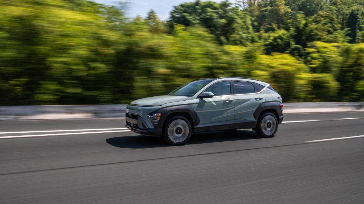 Kona híbrido chega em abril para incomodar SUVs flex e híbridos