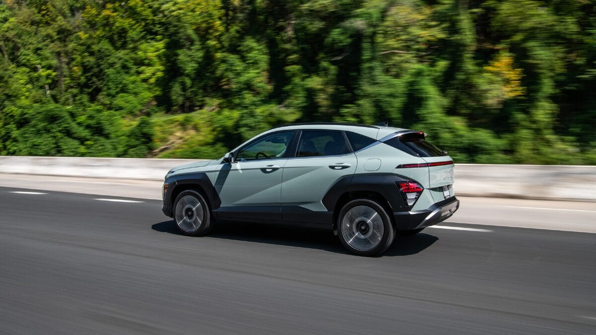 Kona híbrido chega em abril para incomodar SUVs flex e híbridos