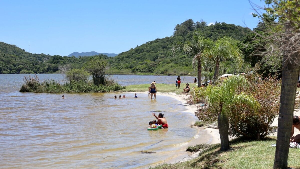 Imprópria para banho, lagoa de Florianópolis recebe prazo para não perder selo Bandeira Azul