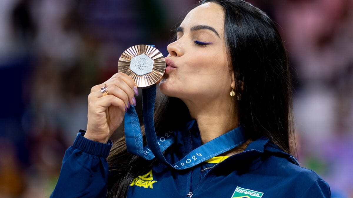 Medalhista olímpica, Natinha agradece apoio após expor traição aos prantos: 'Já estou segura'