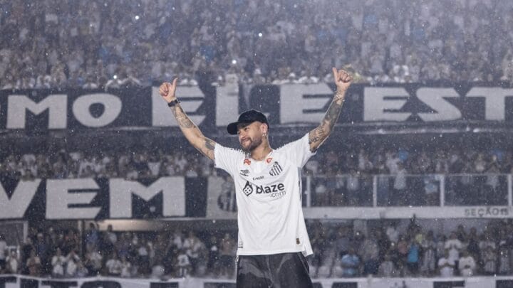 Imagem mostra Neymar na apresentação com a camisa branca na Vila Belmiro