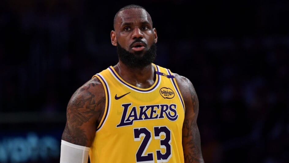 Imagem mostra Lebron James com a camisa amarela do Lakers e com o número 23