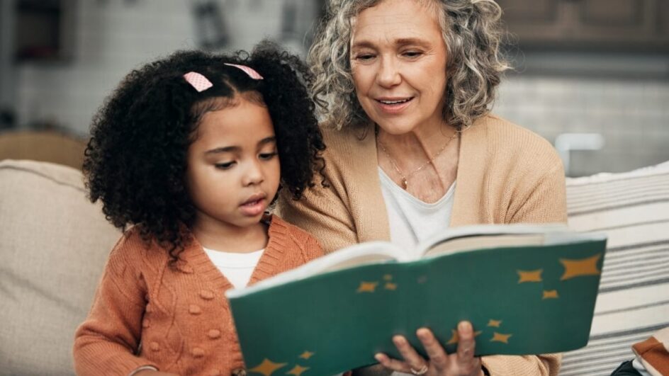 Promover atividades educativas em casa promove o desenvolvimento da fala (Imagem: PeopleImages.com - Yuri A | Shutterstock)