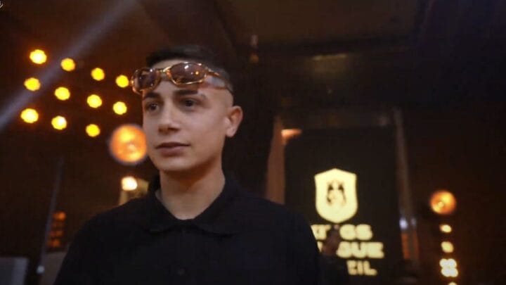 Imagem mostra MC Hariel e no fundo a logo da Kings League desfocada