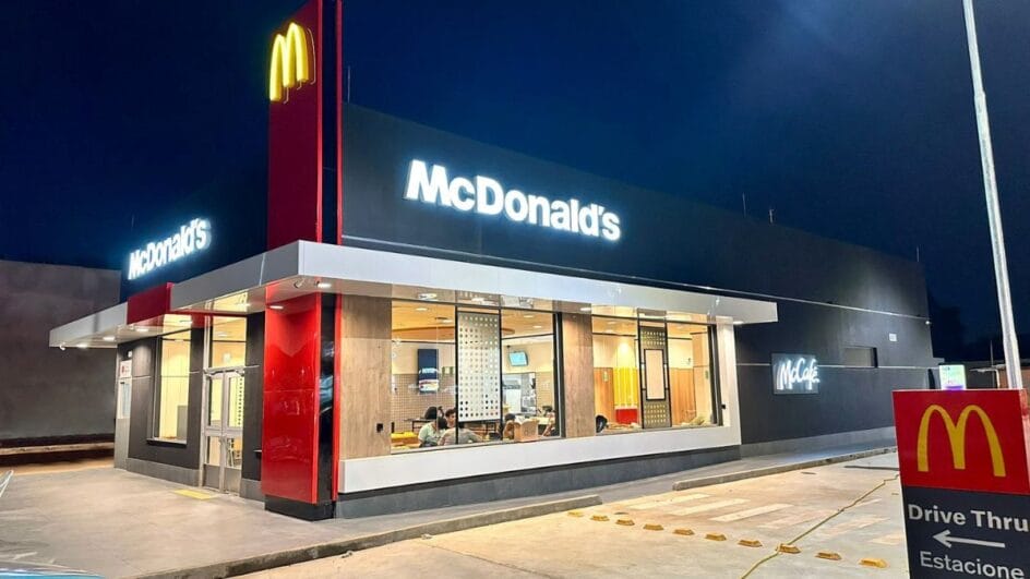 Unidade do McDonald’s em Curitiba (PR) com drive-thru (Foto: Divulgação)