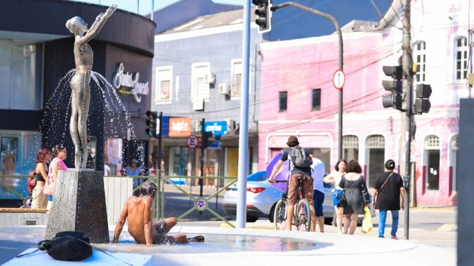 Temperatura alcançou os 34ºC nesta tarde (Foto: André Kopsch, NSC Total)
