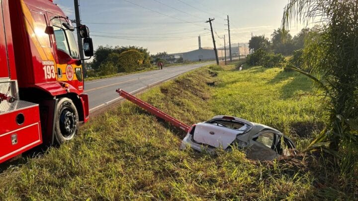 Motorista foi encontrado morto em carro capotado (Foto: CBMSC, Divulgação)