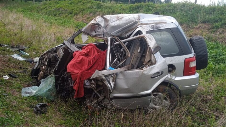 Carro ficou destruído após acidente na BR-280 em SC (Foto: CBMSC, Divulgação)