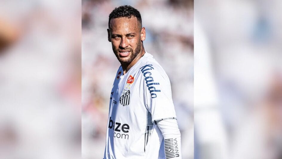 Imagem mostra Neymar de lado e olhando para o lado e com a camisa do Santos na cor branca