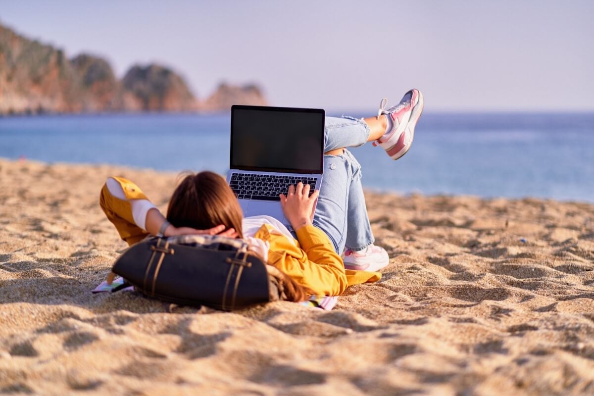 Nomadismo digital é uma escolha frequente entre os jovens que buscam liberdade e flexibilidade (Imagem: offkein.pro | Shutterstock)