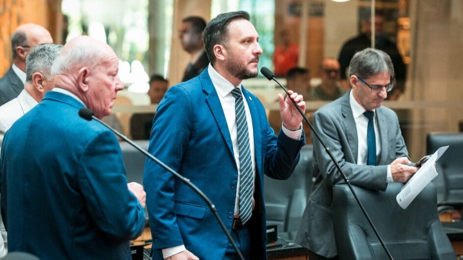 Pepê Collaço (ao centro na foto) vai presidir CCJ, enquanto Marcos Vieira (à esquerda) irá comandar comissão de Finanças (Foto; Bruno Collaço, Agência AL)