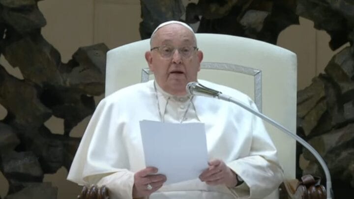 Ofegante, Papa Francisco pede ajuda para ler discurso pela segunda vez