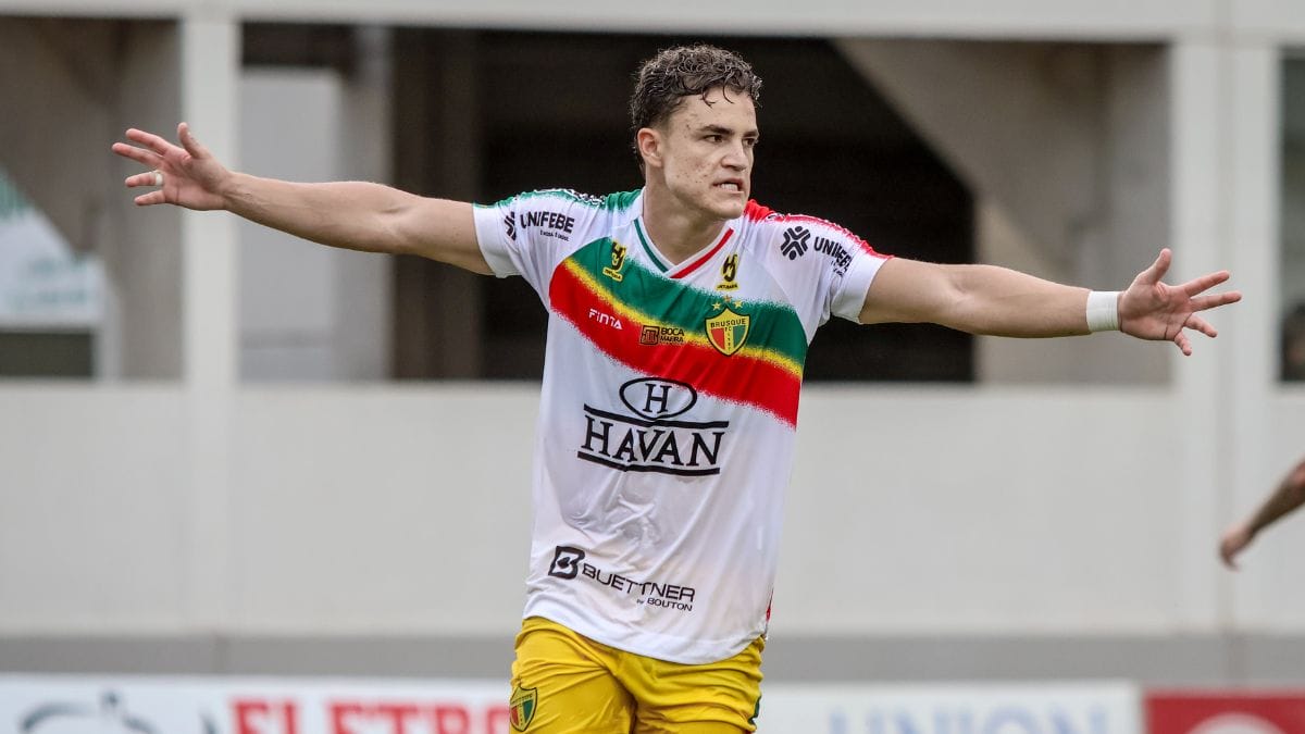 Atacante Guilherme Pira fez três gols e foi o destaque da goleada do Brusque sobre o Concórdia (Foto: Lucas Gabriel Cardoso/BFC)