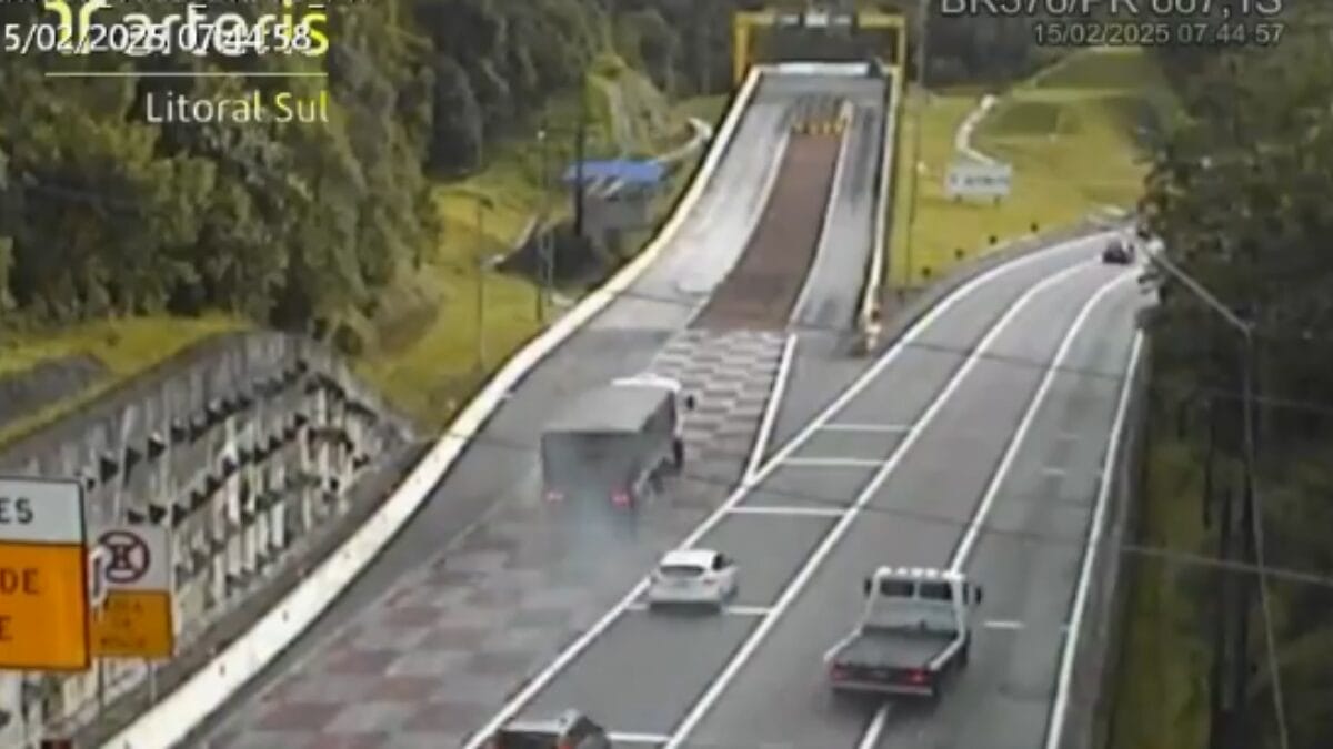 Pane nos freios faz caminhão carregado de soja usar área de escape na BR-376
