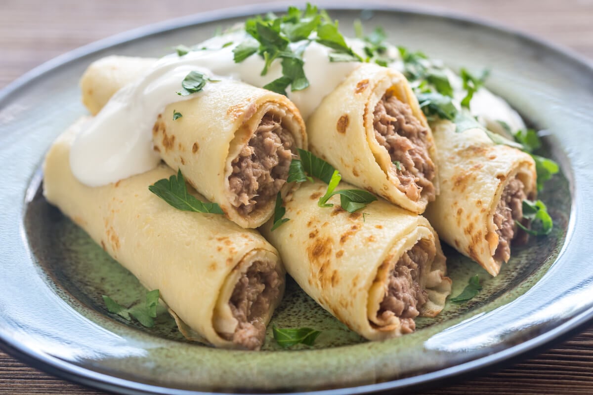 Panqueca de atum com molho branco (Imagem: Alexander Prokopenko |  Shutterstock)