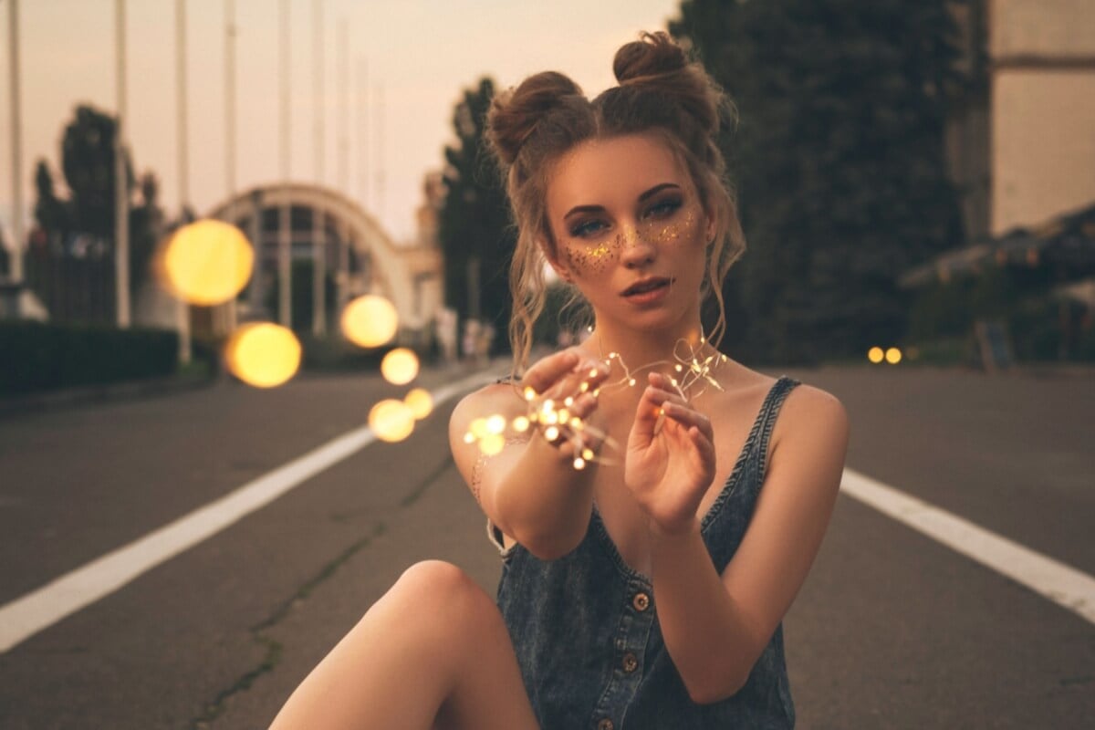 Os penteados trazem mais estilo para o look de Carnaval (Imagem: Anna Demianenko | Shutterstock)