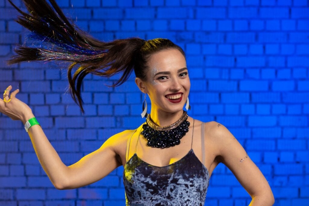O rabo de cavalo é um dos penteados mais estilosos e práticos para o Carnaval (Imagem: Kozlik | Shutterstock)
