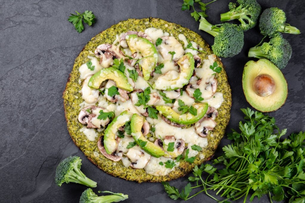 Pizza de brócolis (Imagem: Larisa Blinova | Shutterstock)