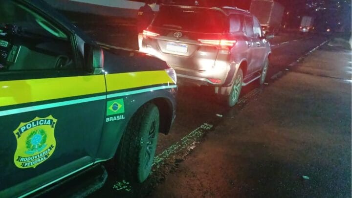 Carro foi encontrado na BR-280 em Mafra (Foto: Polícia Rodoviária Federal, Divulgação)