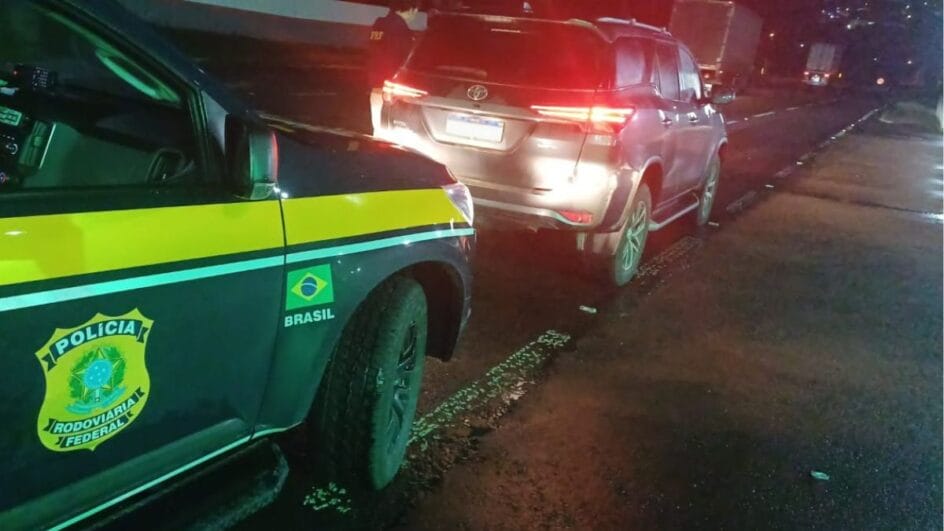 Carro foi encontrado na BR-280 em Mafra (Foto: Polícia Rodoviária Federal, Divulgação)