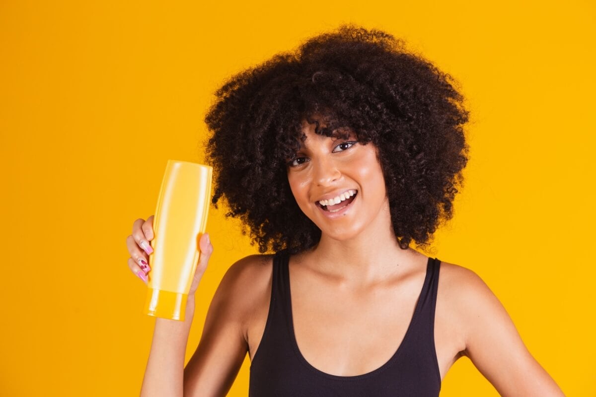 O pré-shampoo mantém a saúde e a beleza dos cabelos (Imagem: Bernardo Emanuelle | Shutterstock)