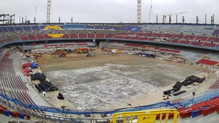 Imagem mostra Camp Nou em obras