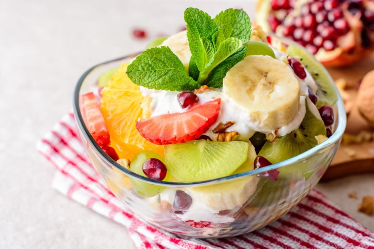 Salada de frutas com nozes e iogurte (Imagem: nesavinov | Shutterstock)