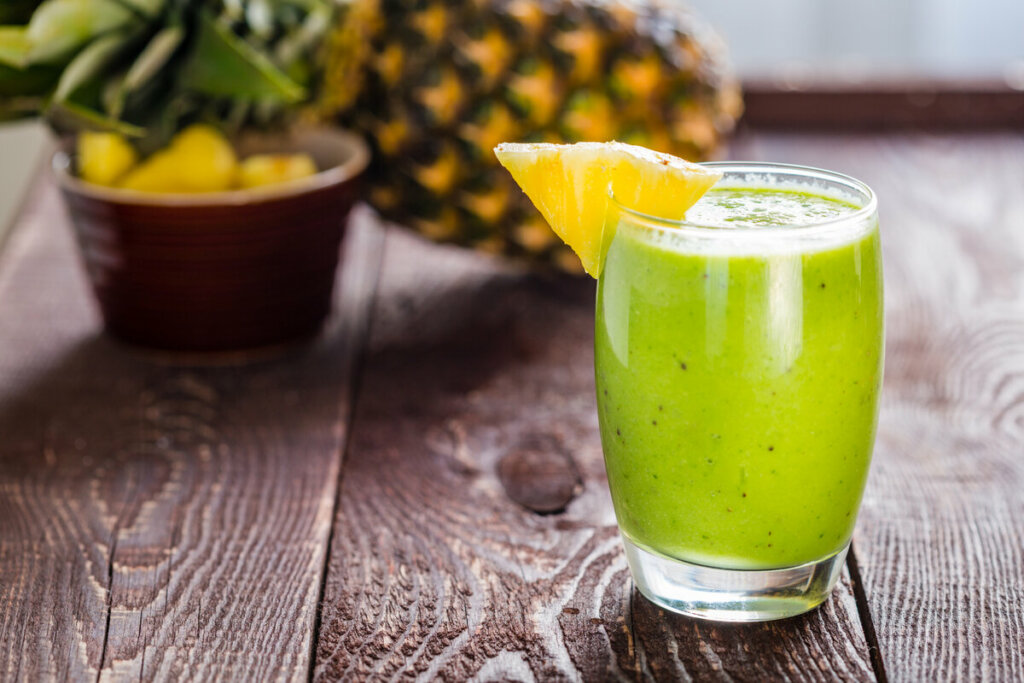 Suco verde de couve com abacaxi e chia (Imagem: Ksenija Toyechkina | Shutterstock)