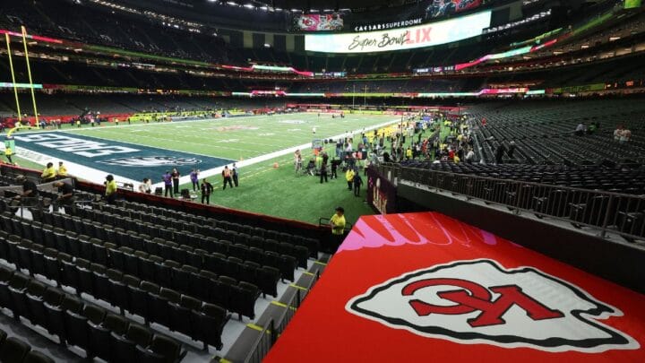 Imagem mostra estádio com o símbolo do Chiefs no lado direito e do Eagles perto do gramado