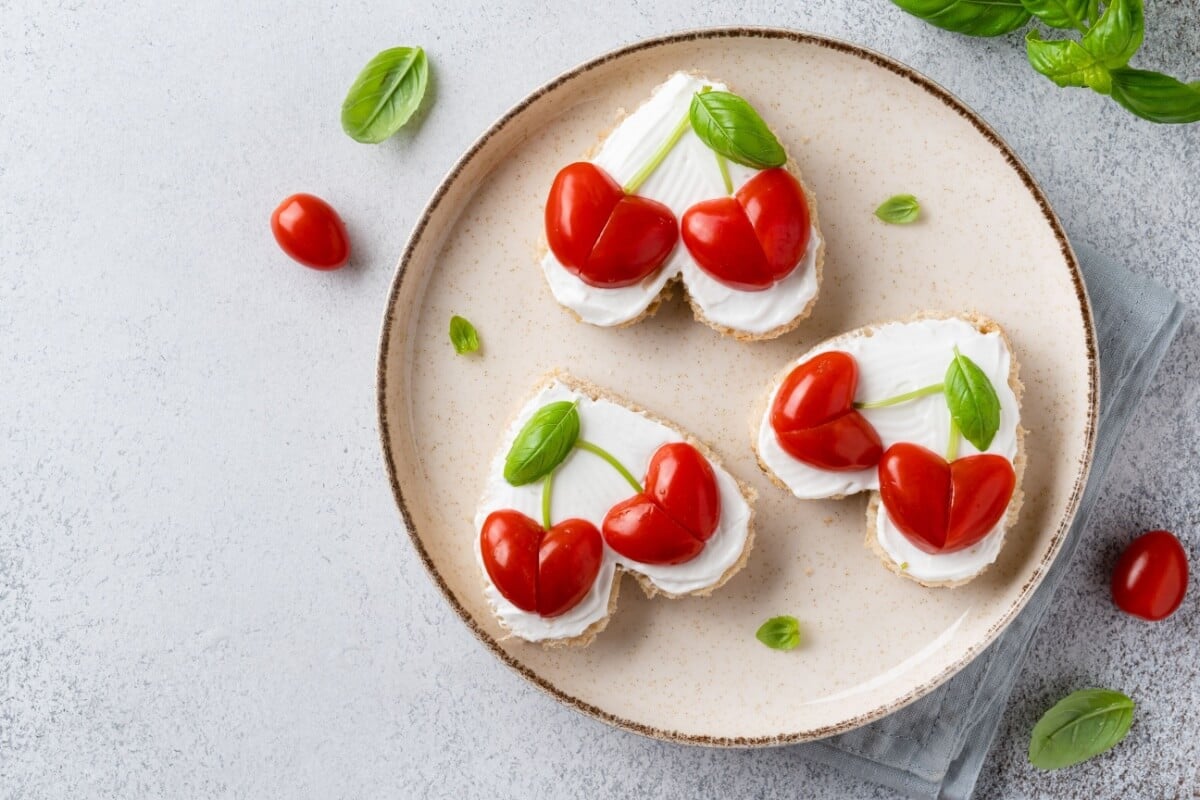 Torrada com tomate-cereja e cream cheese (Imagem: Alena_Kos | Shutterstock)